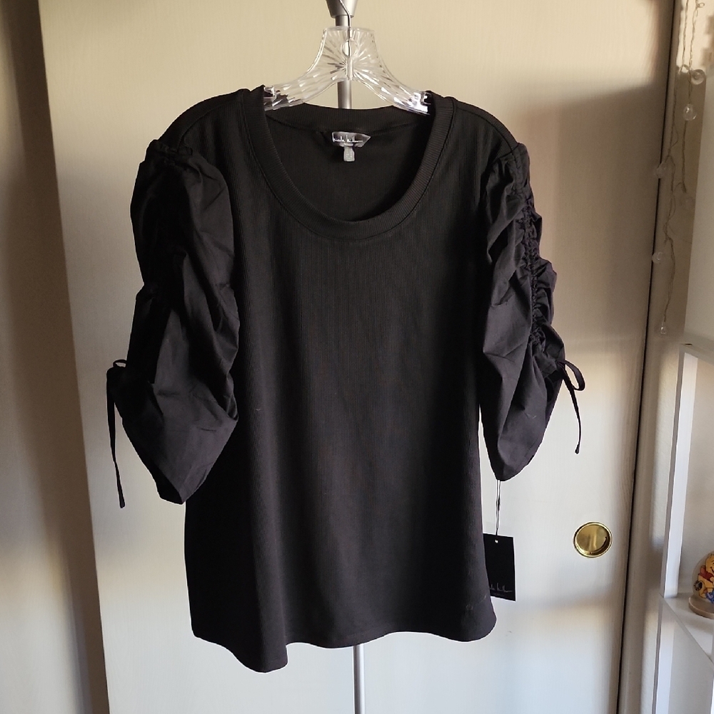 "Nicole Miller" Ruched Short Sleeve Top 🖤